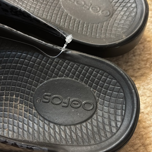 OOFOS Flip Flops - Picture 2 of 5